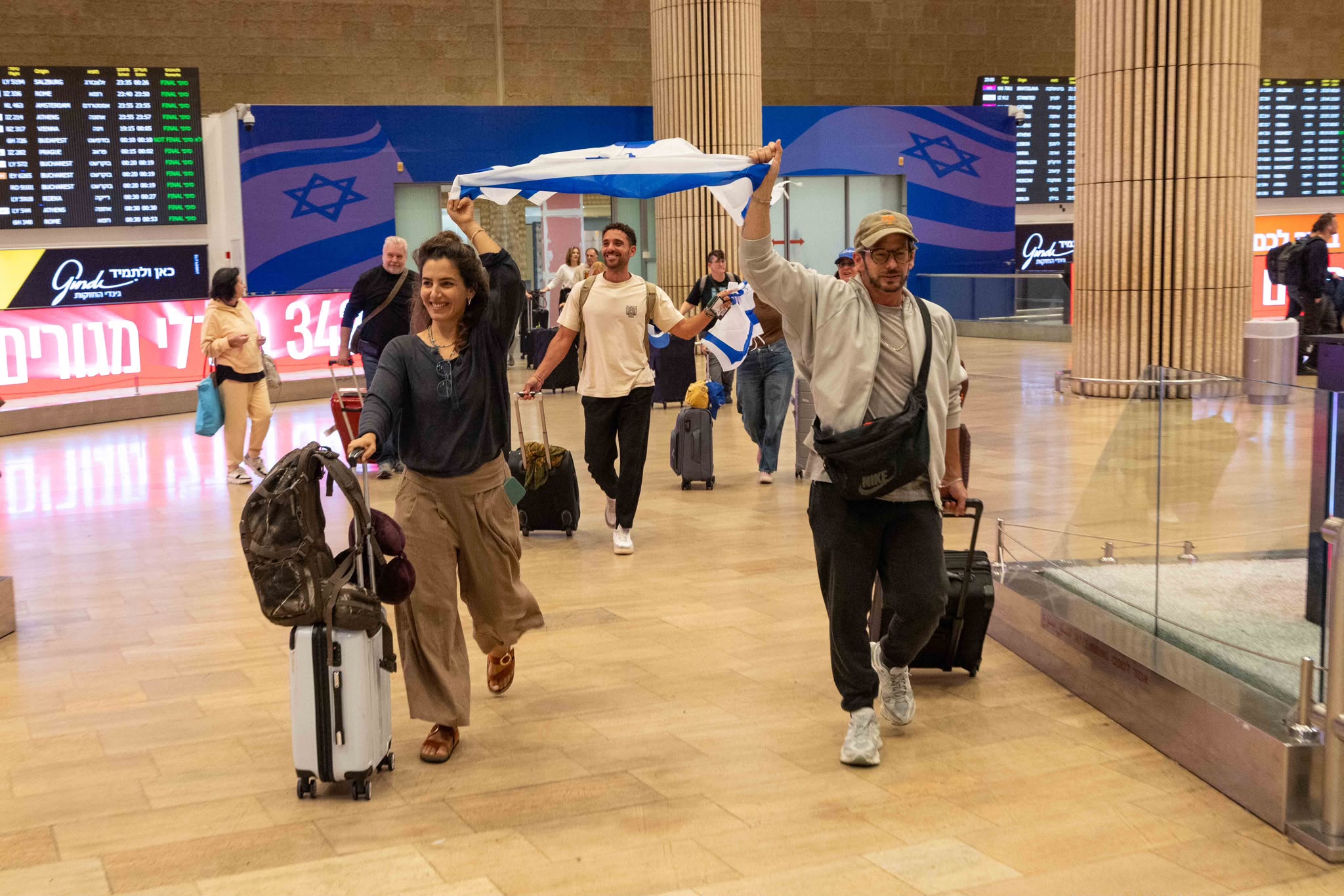 הישראלים שהגיעו מפורטוגל לבחירות. צילום: טל חיים