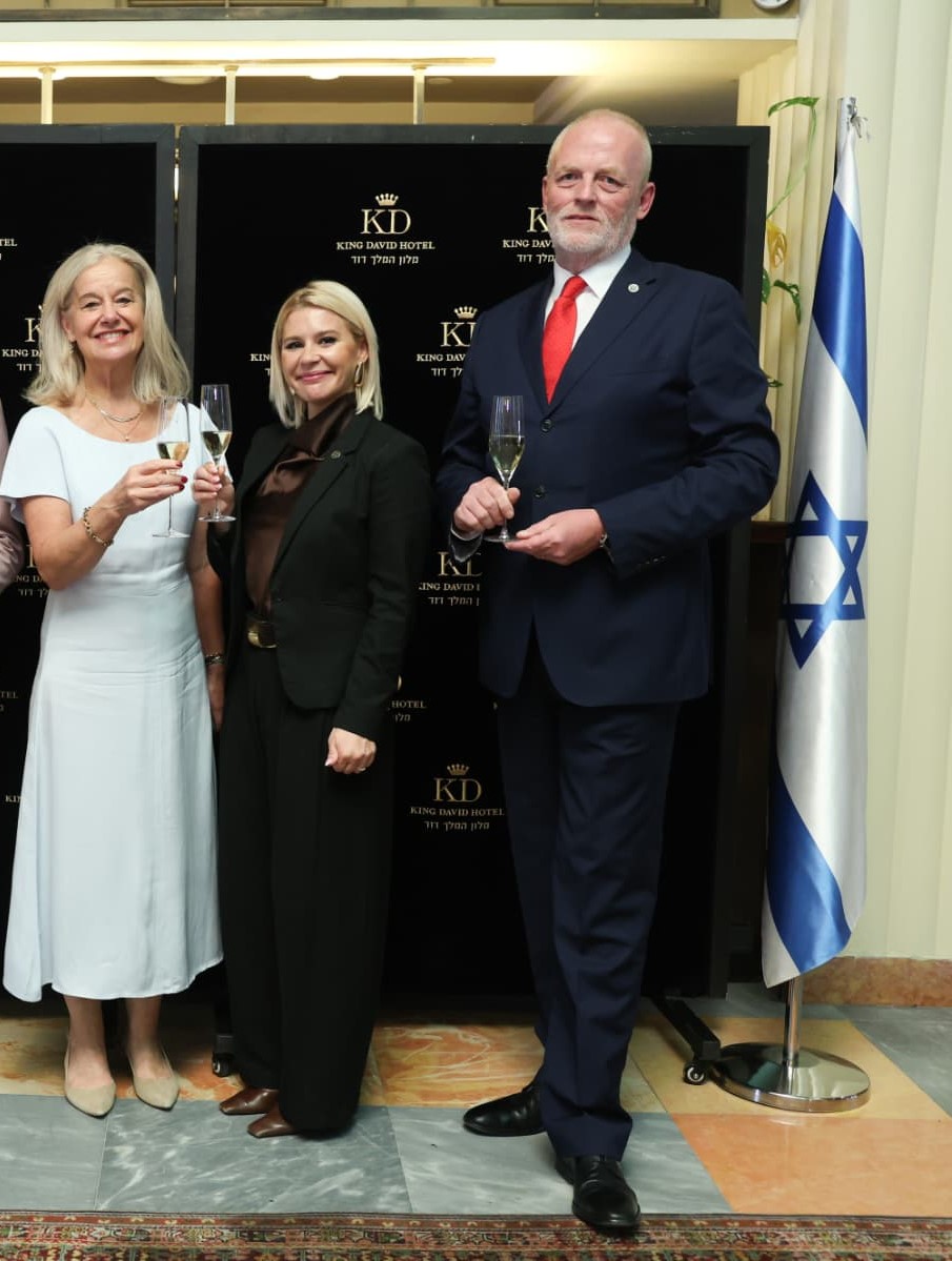 אלברו ראוטנבורג ונטלי אן בכר עם סטלה רונר גרובציץ שגרירת הולנד בישראל. צילום: מולי גולדברג