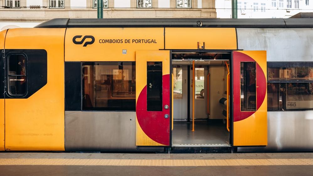 רכבת Comboios de Portugal בפורטו