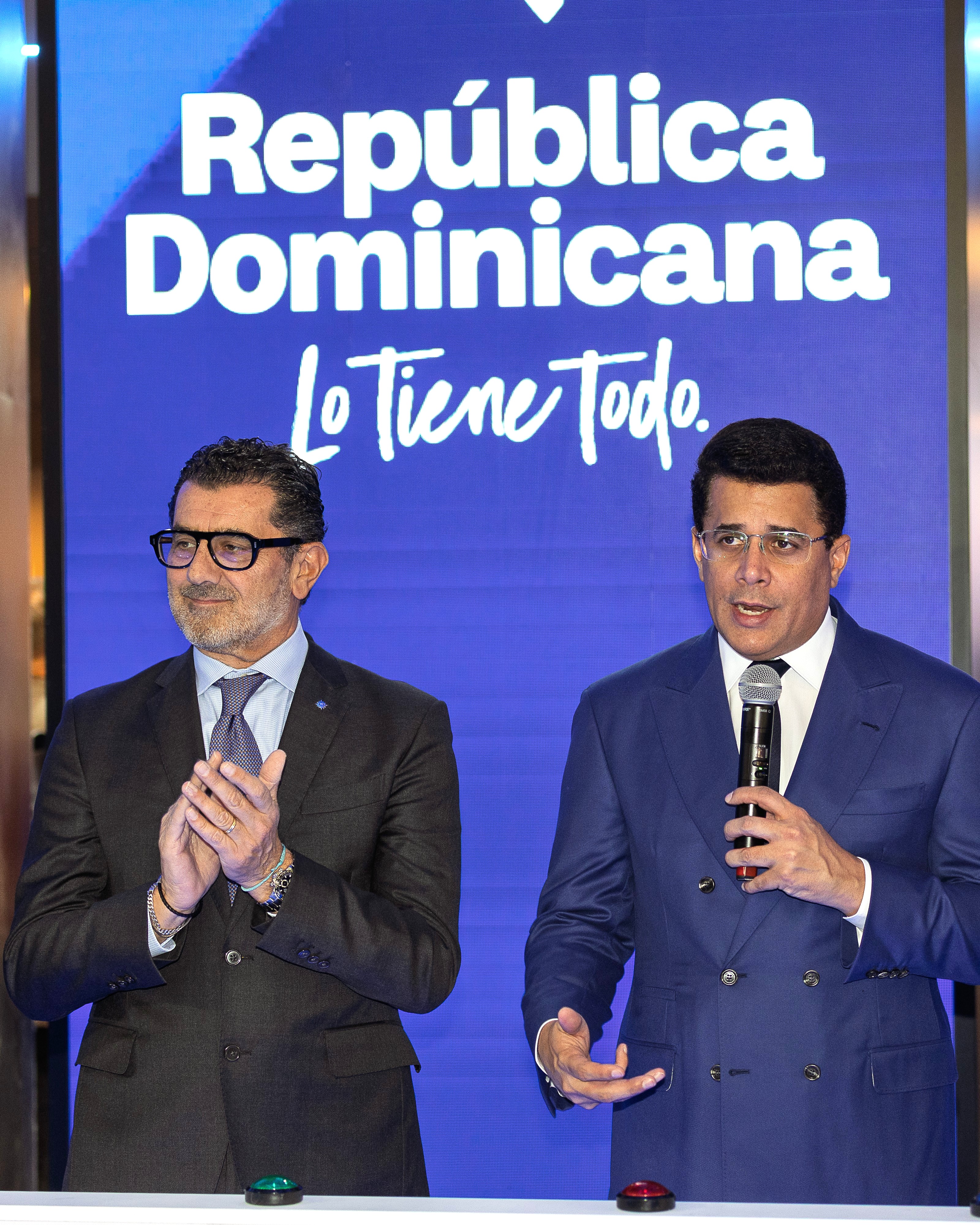 שר התיירות של הרפובליקה הדומניקנית דיוויד קולאדו ומנכל MSC Cruises גיאני אונורטו. צילום: MSC Cruises