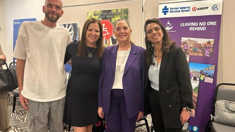 אנשי ונשות רשת מלונות פתאל עם אשת הנשיא מיכל הרצוג (צילום באדיבות רשת מלונות פתאל) אנשי ונשות רשת מלונות פתאל עם אשת הנשיא מיכל הרצוג (צילום באדיבות רשת מלונות פתאל)