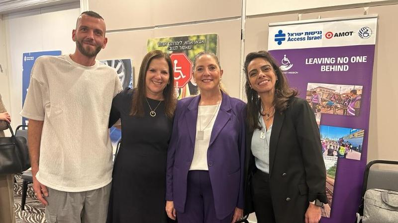 אנשי ונשות רשת מלונות פתאל עם אשת הנשיא מיכל הרצוג (צילום באדיבות רשת מלונות פתאל)