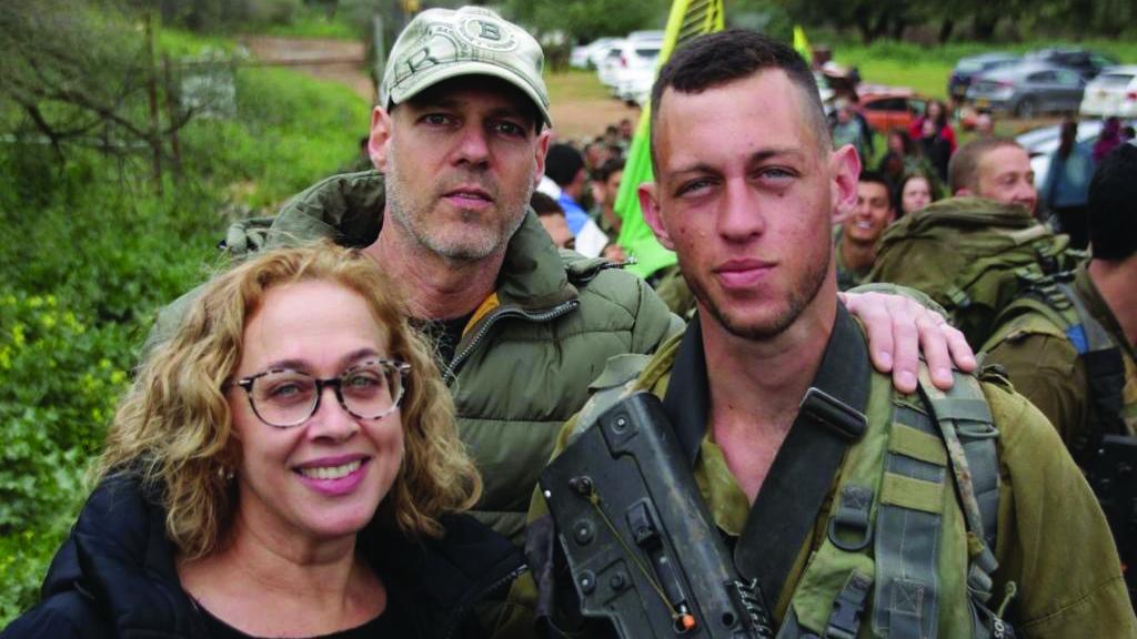 מימין לשמאל: ענבר ז