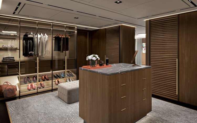 חדר ארונות מפואר בסוויטה. צילום: Regent Seven Seas