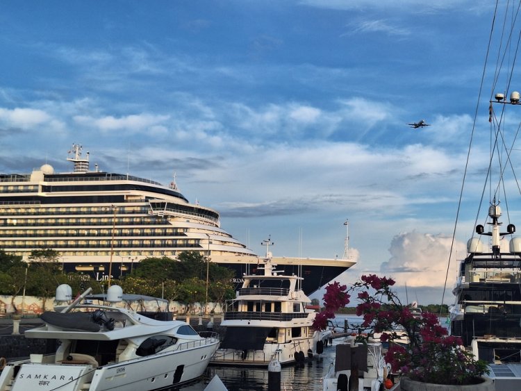 אוניית ענק של הולנד אמריקה ליין עוגנת בבנואה באלי אינדונזיה. צילום : Putu Agus Pradnyana, shutterstock