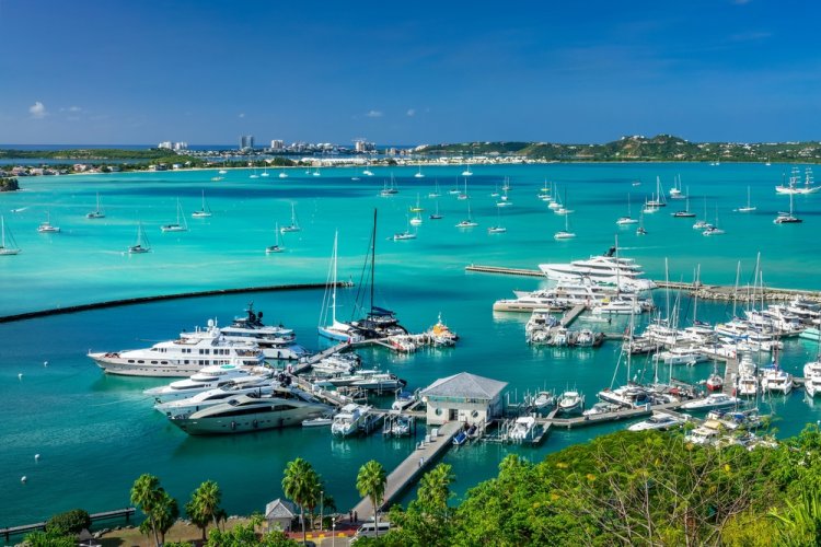 Drama in Paradise. Photographed on the Caribbean island of St. Martin. Photo: Delpixel, Shutterstock