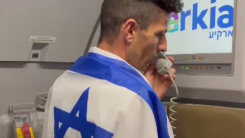 מנהל השירות בטיסת ארקיע עם דגל ישראל (צילום: ארקיע) מנהל השירות בטיסת ארקיע עם דגל ישראל (צילום: ארקיע)