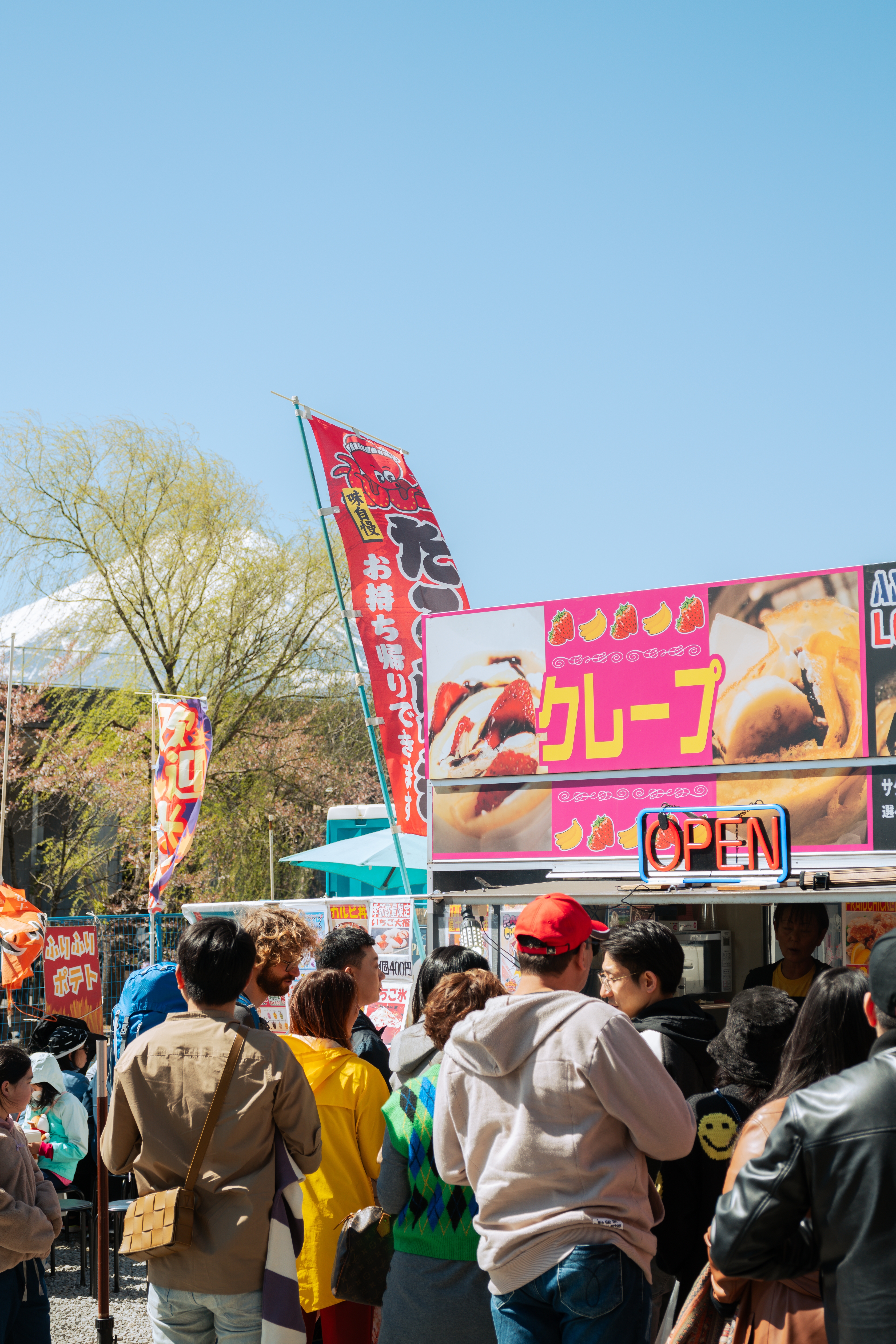 Arakurayama Sengen Park Cherry Blossom Festival .Photo: Sanga Park / Shutterstock