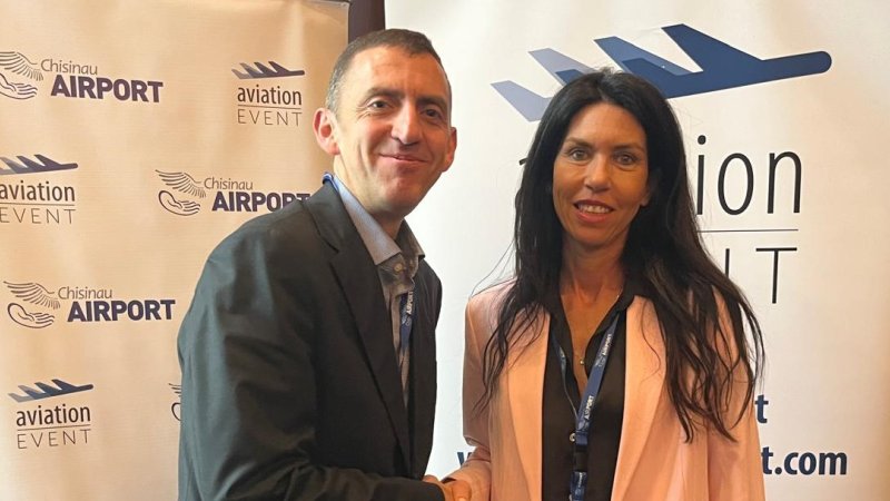 אפרת דורון ורוברט קרי, נשיא WIZZ AIR (צילום: פספורטניוז) אפרת דורון ורוברט קרי, נשיא WIZZ AIR (צילום: פספורטניוז)