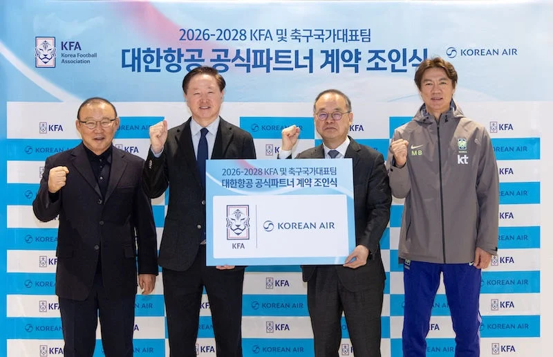 (From left) Hangseo Park, Vice President of the Korea Football Association; Keehong Woo, Vice Chairman of Korean Air; Yongsoo Lee, Senior Vice President of the Korea Football Association; and Myungbo Hong, Head Coach of Korea Men’s National Football Team. Photo: Korean Air