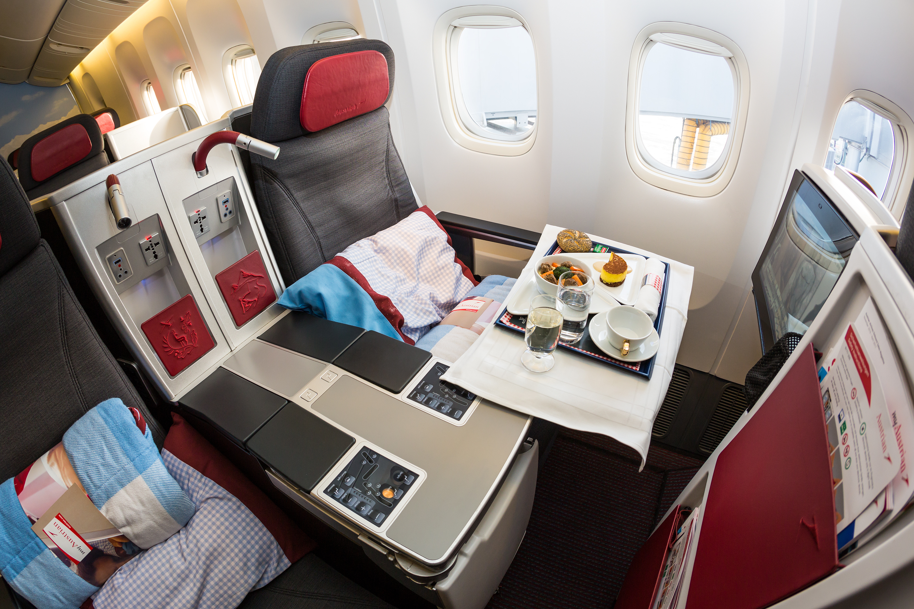 Meal on Austrian Airlines Boeing 777. Photo: M101Studio / Shutterstock.com