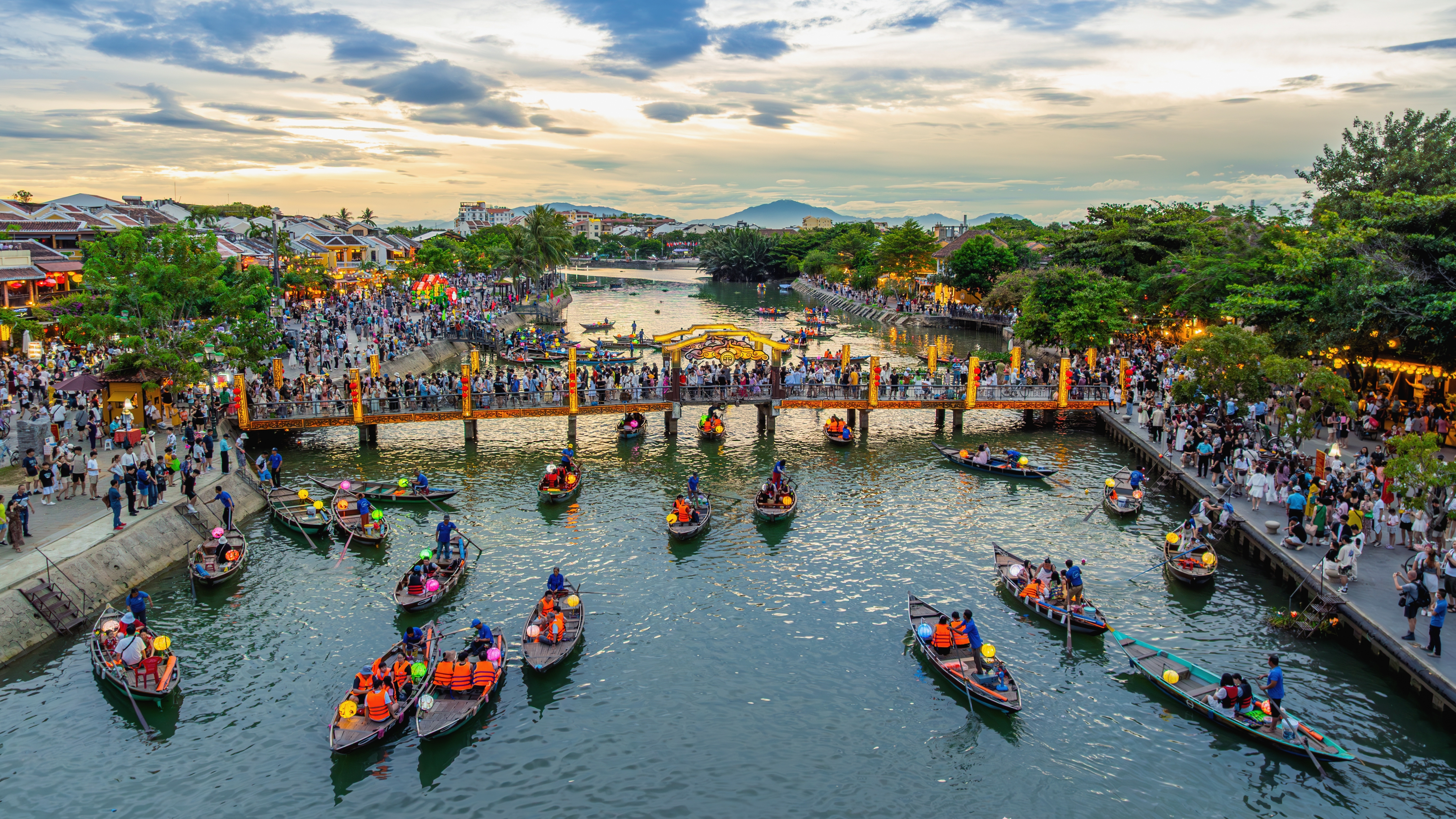 Vietnam. Photo: Guitar photographer / Shutterstock.com