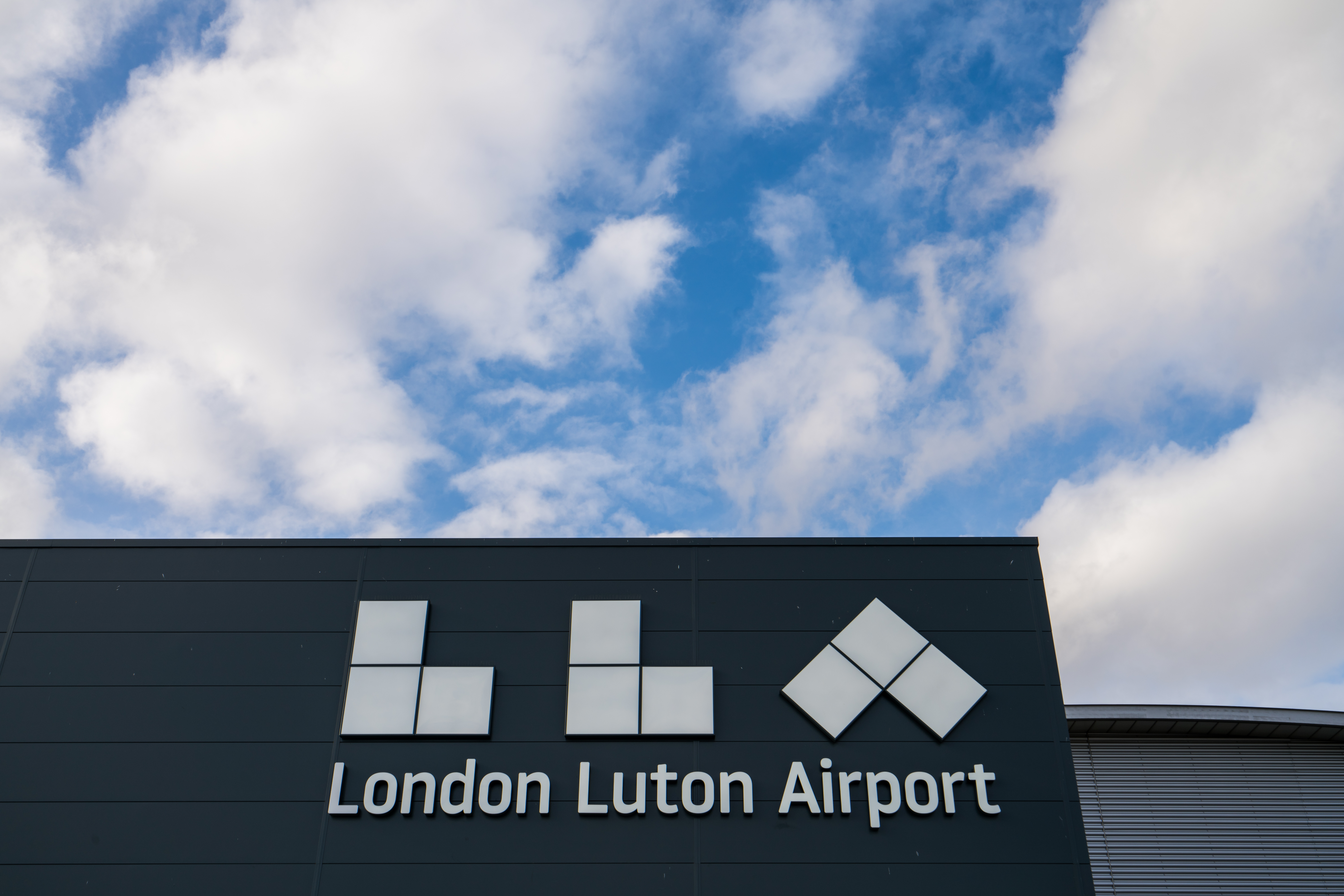 Big win for families: UK airport eGates open to kids. Photo: Pajor Pawel / Shutterstock.com