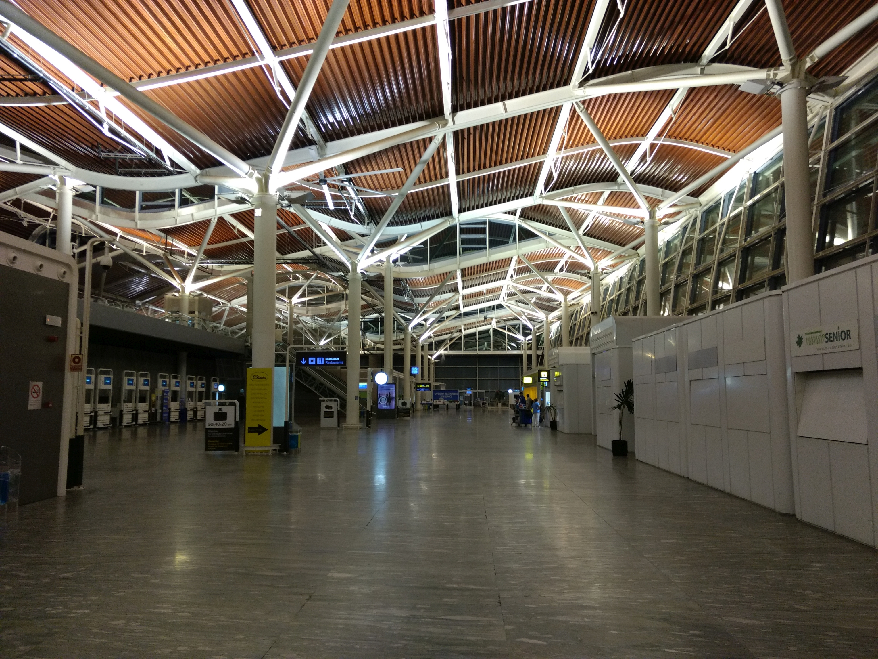 Zaragoza Airport will modernize its longest runway to boost cargo capacity. Photo:  Isacco / Shutterstock.com