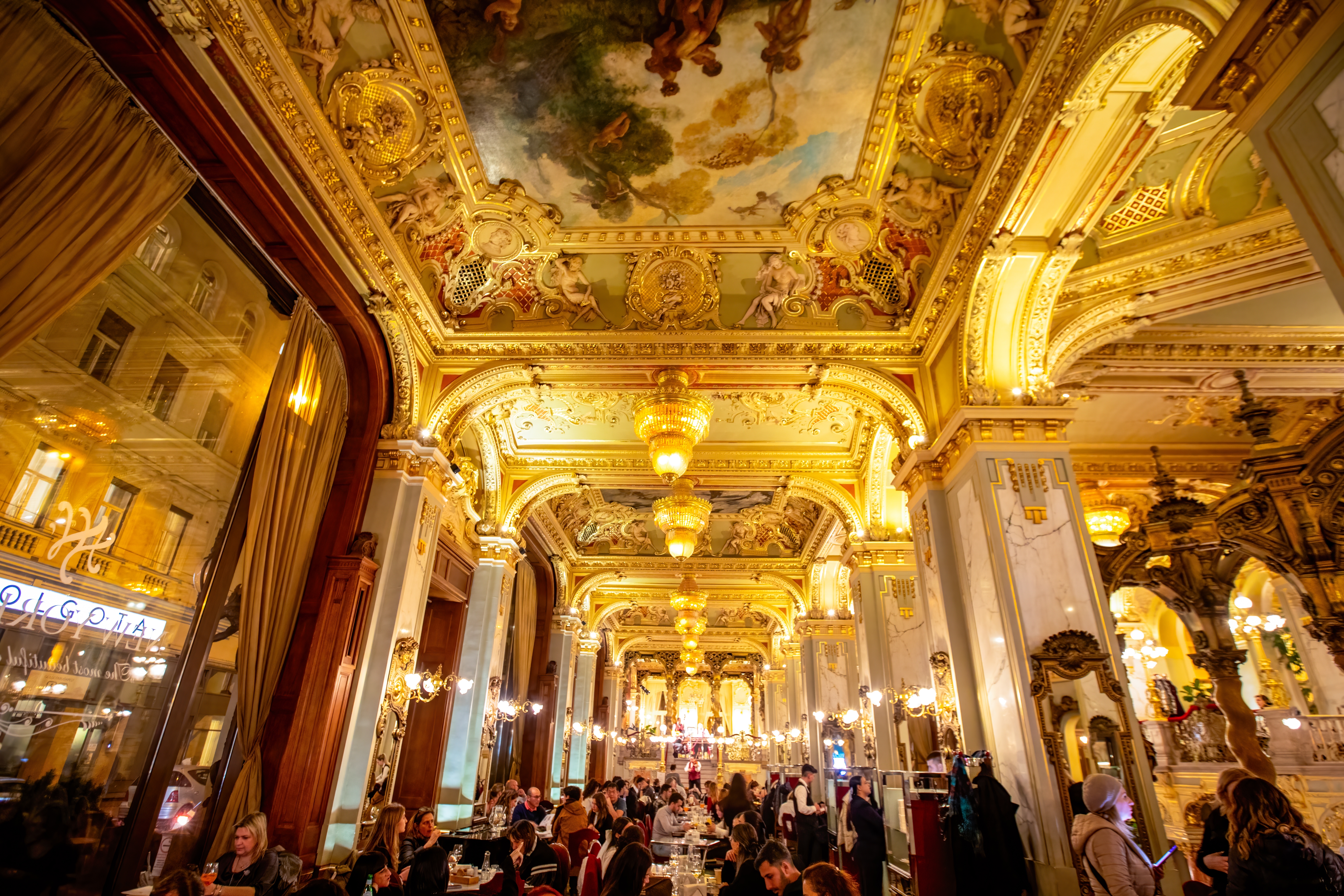 New York Cafe. Photo: : Amith Nag / Shutterstock.com