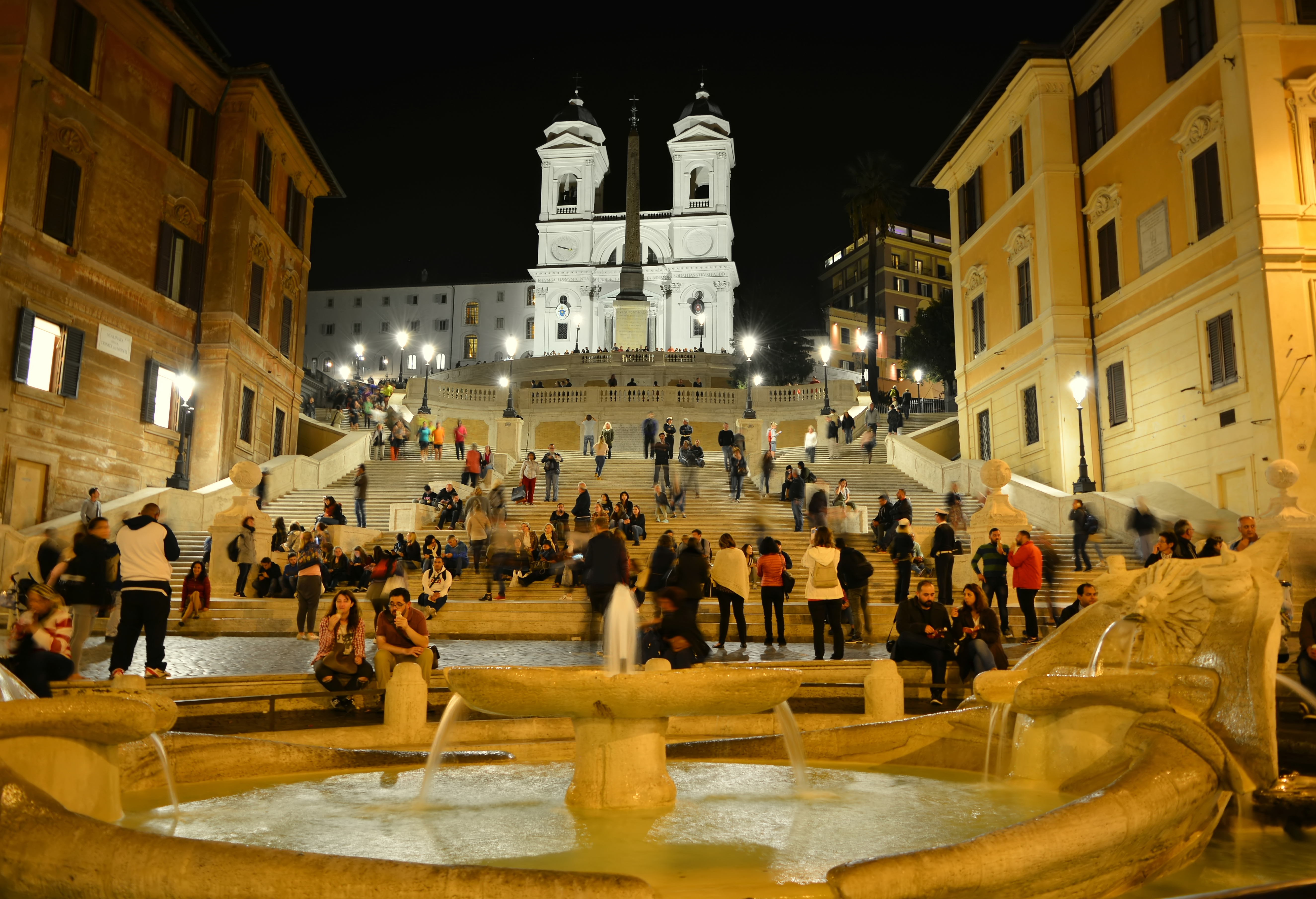Tourisst enjoying the Spanish Steps before 2019. Photo: bhcvn / Shutterstock.com