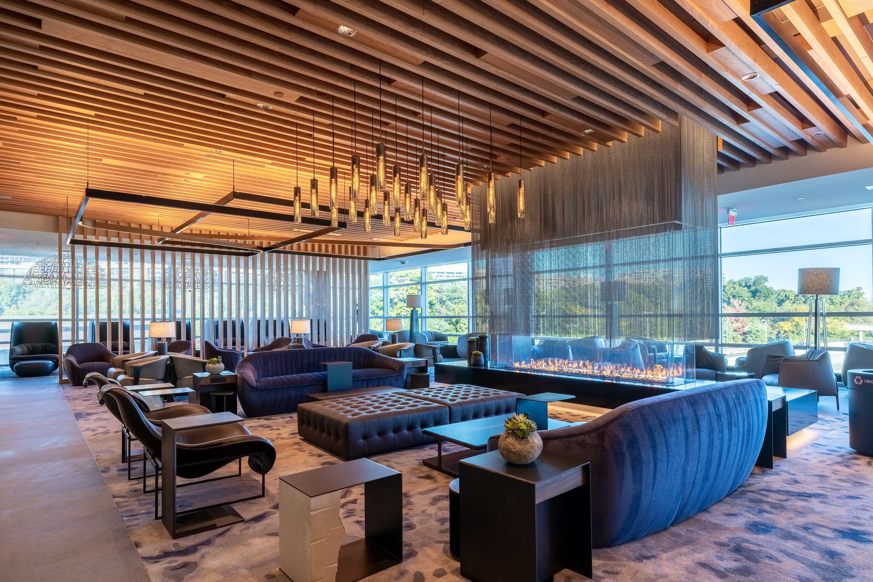 Admirals Club at DCA:  Photo: Unaccompanied Media / Shutterstock.com