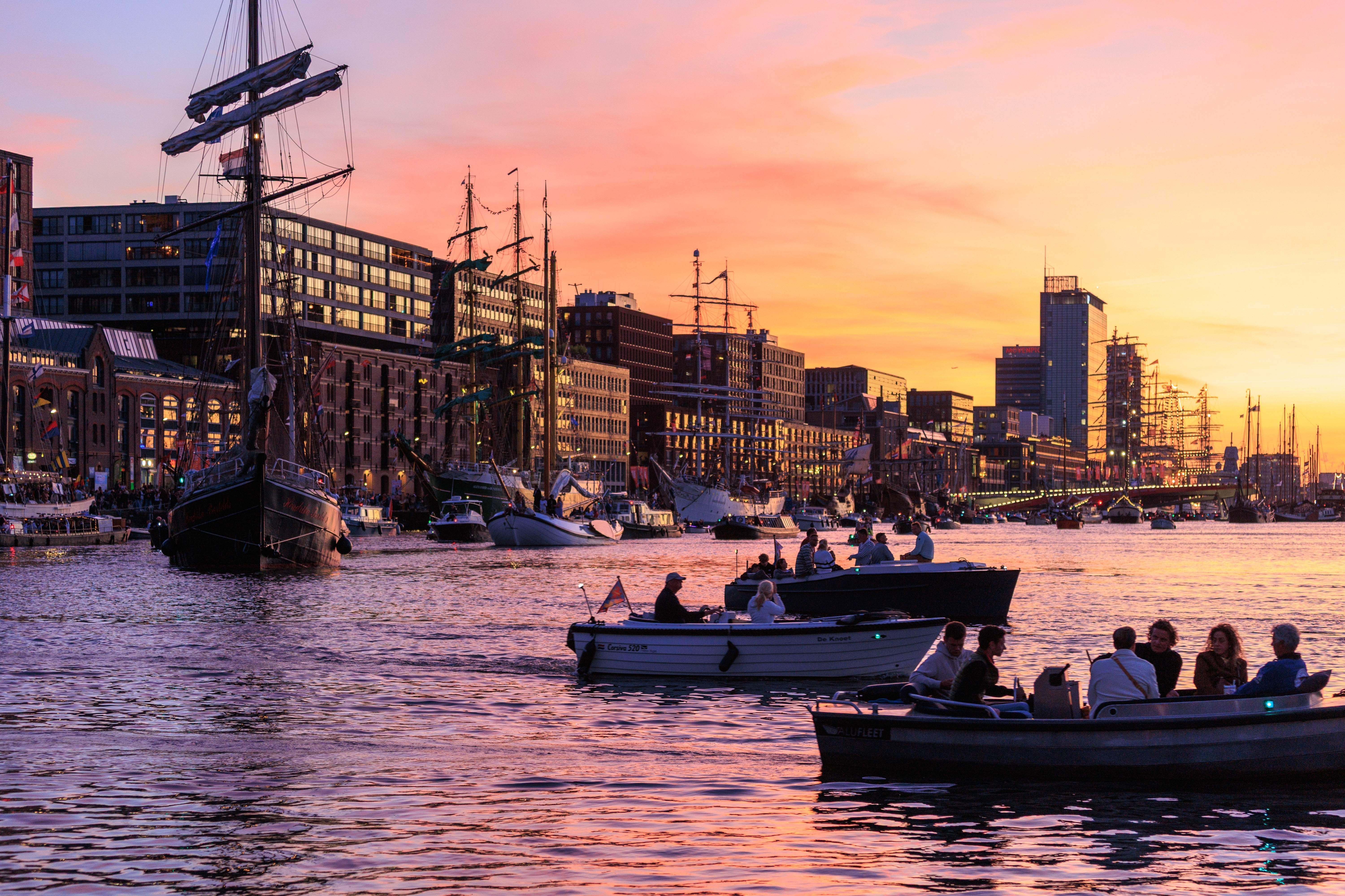 Boat rides in Amsyerdam. Photo: EchoWang 00 / Shutterstock.com