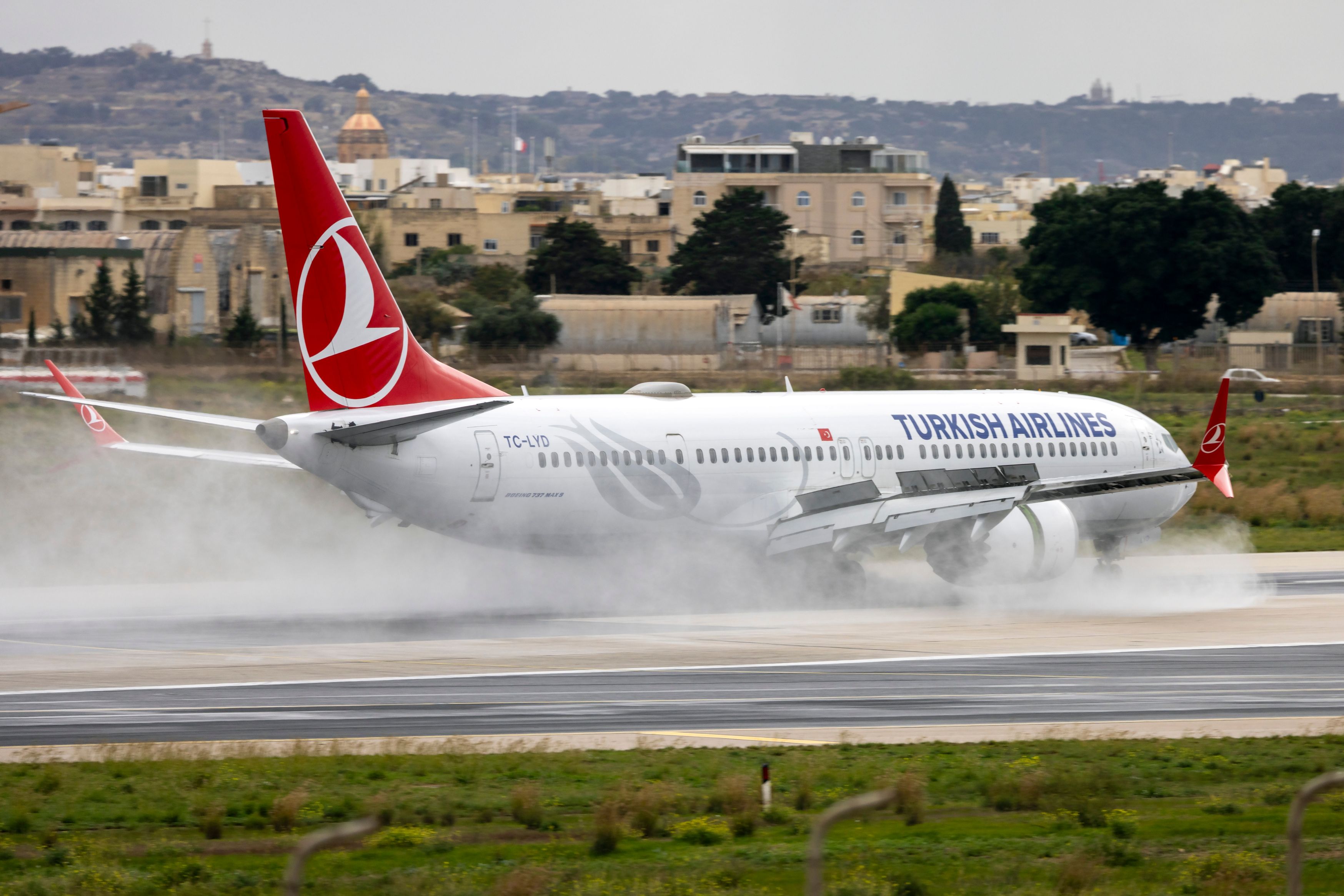 מטוס Turkish Airlines נוחת במלטה