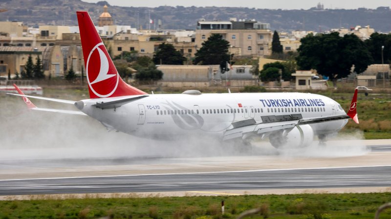 מטוס Turkish Airlines נוחת במלטה מטוס Turkish Airlines נוחת במלטה