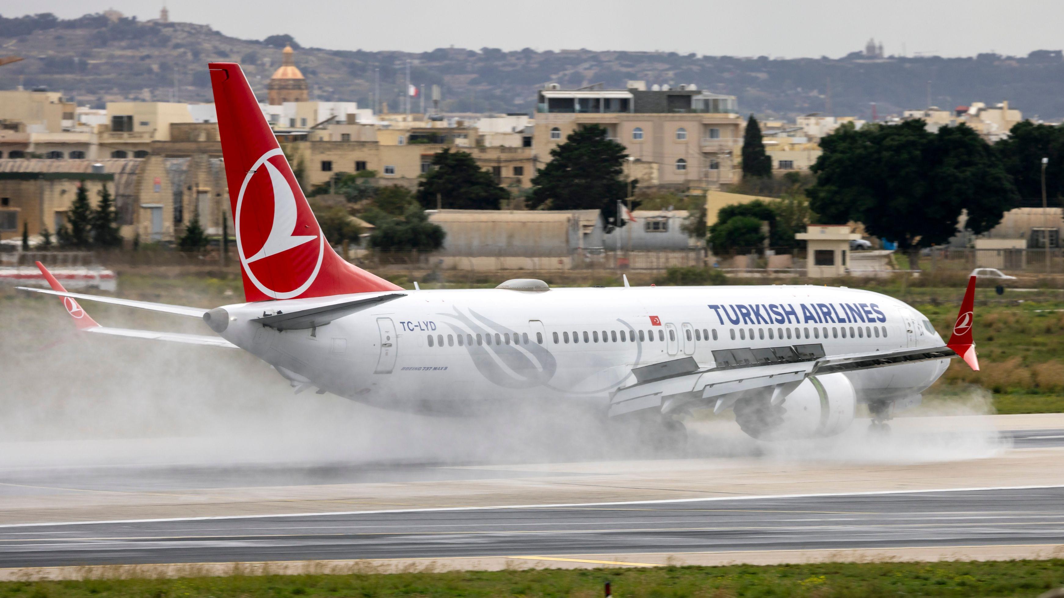 מטוס Turkish Airlines נוחת במלטה