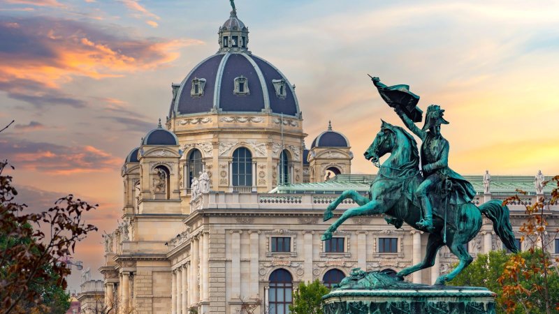 Statue of Archduke Charles and Museum of Natural History dome בוינה, אוסטריה