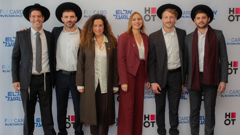 מנכלית אל על דינה בן טל גננסיה ומנכלית הוט טל גרנות-גולדשטיין עם כוכבי הסדרה שבאבניקים - דניאל גד, עומר פרלמן, ישראל אטיאס, ואורי לייזרוביץ מנכלית אל על דינה בן טל גננסיה ומנכלית הוט טל גרנות-גולדשטיין עם כוכבי הסדרה שבאבניקים - דניאל גד, עומר פרלמן, ישראל אטיאס, ואורי לייזרוביץ