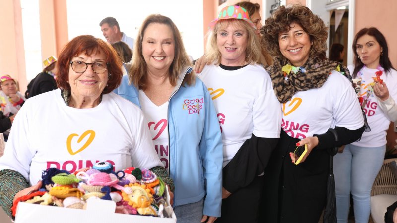 יוזמת יום המעשים הטובים שרי אריסון (שניה משמאל) יוזמת יום המעשים הטובים שרי אריסון (שניה משמאל)