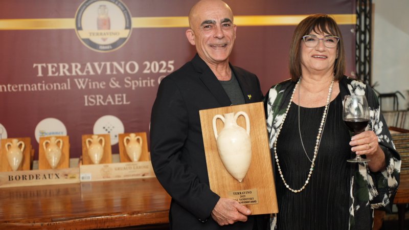 טלי סנדובסקי ייננית יקב רמת הגולן וחיים גן מייסד איש הענבים