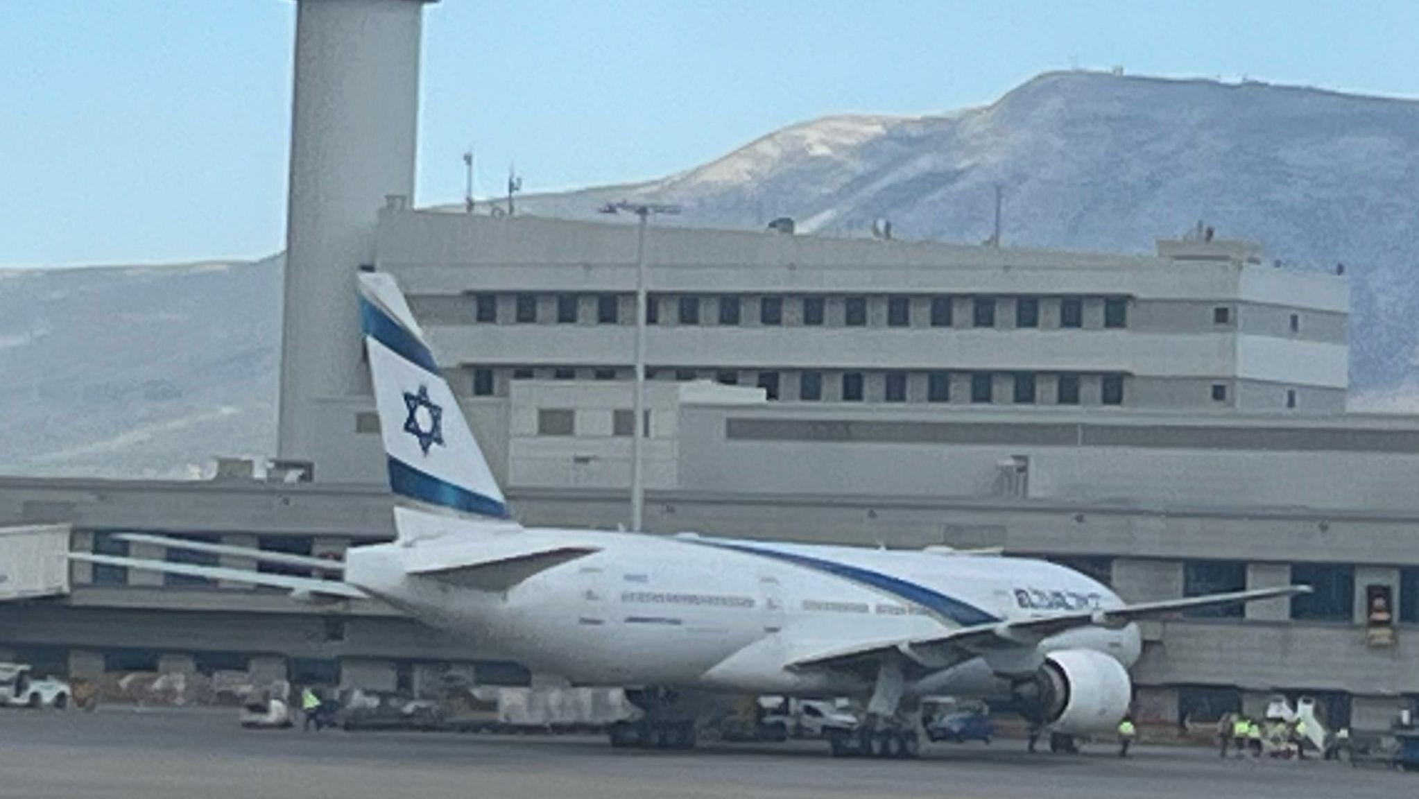 מטוס אל על באתונה. צילום: עמית קוטלר