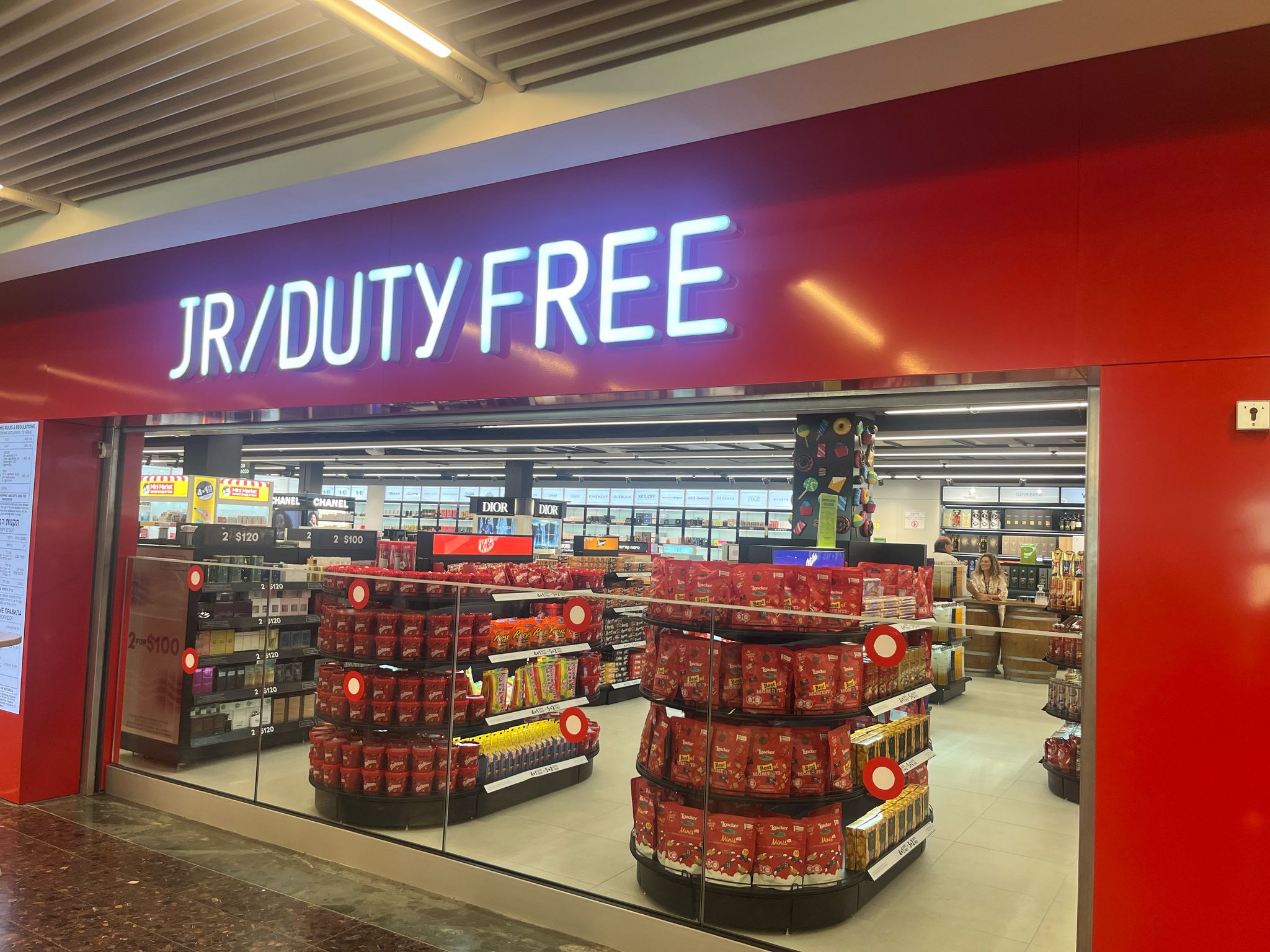 Магазин Duty Free в терминале 1. Фото: PassportNews
