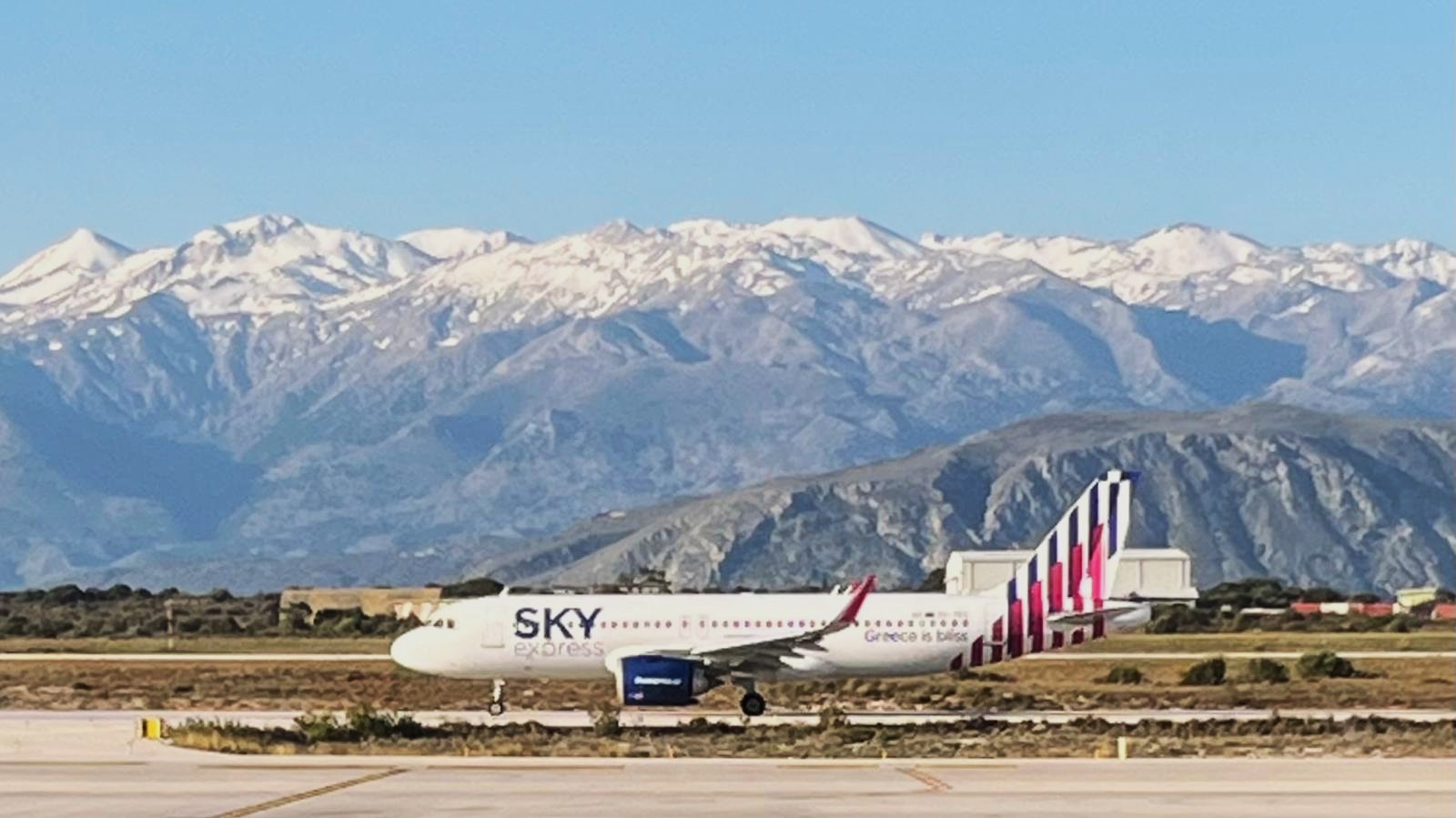 מטוס ה-A320 של SKY EXPRESS (צילום: עמית קוטלר)