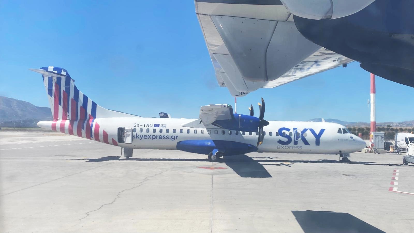 מטוס ה-ATR של SKY EXPRESS (צילום: עמית קוטלר)