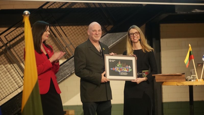 גיא רווה, מנכ"ל מסעות, מקבל את הפרס. צילום: מחלקת השיווק מסעות