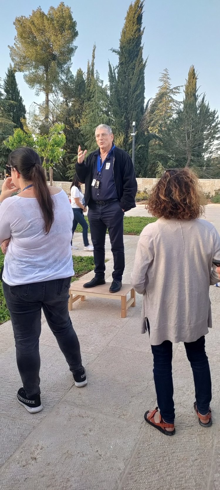 סיור בשביל הנופלים בהובלת אליעזר שקדי. צילום: יח"צ בשביל הנופלים