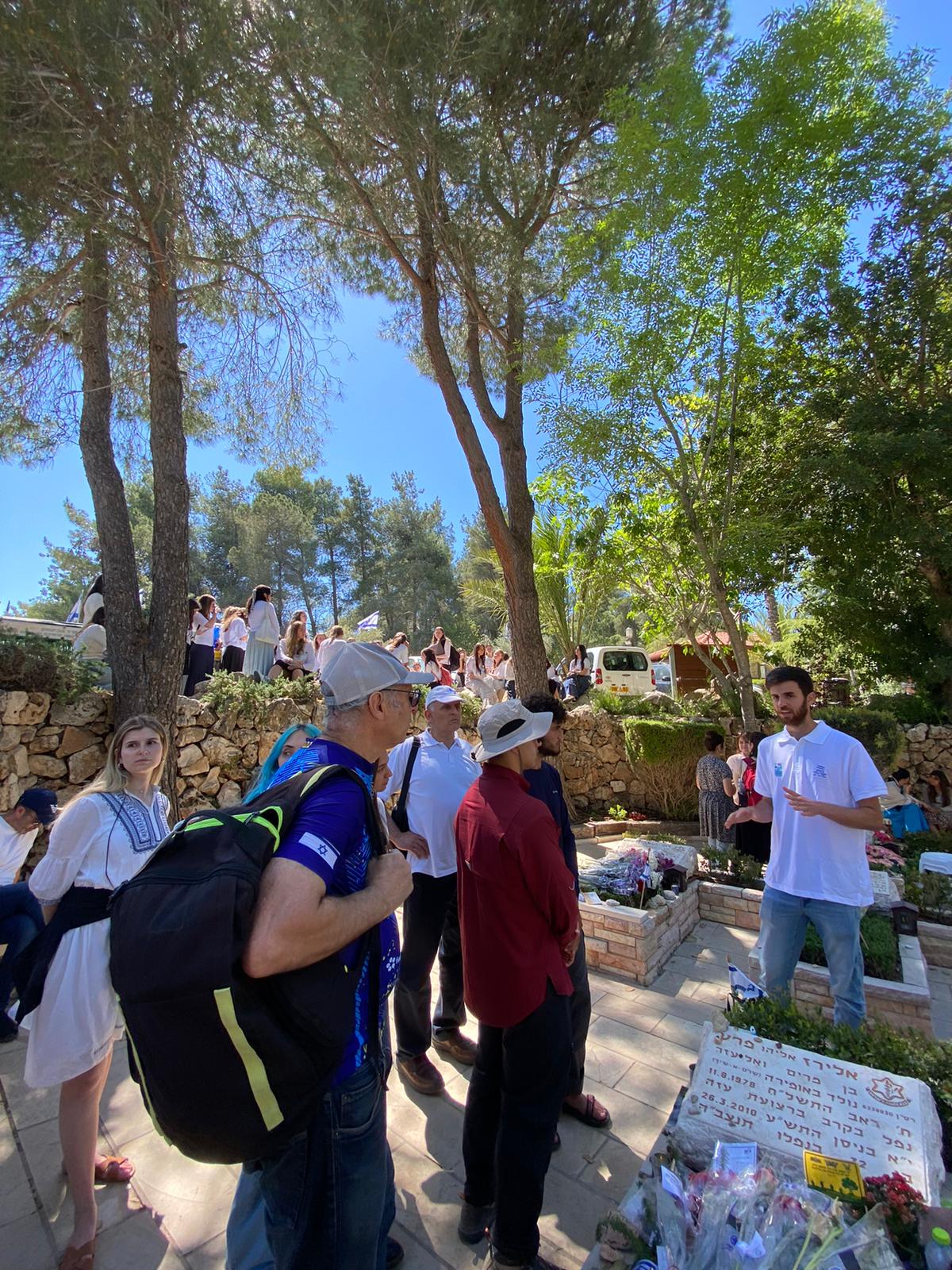 סיורים מודרכים בהר הרצל. צילום: מסע ישראלי 