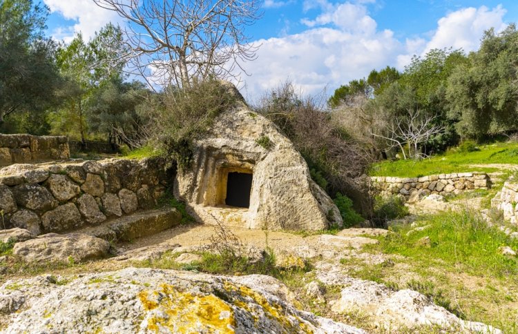 מערת קבורה עתיקה חצובה בסלע על רקע הטבע היפהפה שהיה בפארק. צילום:shutterstock