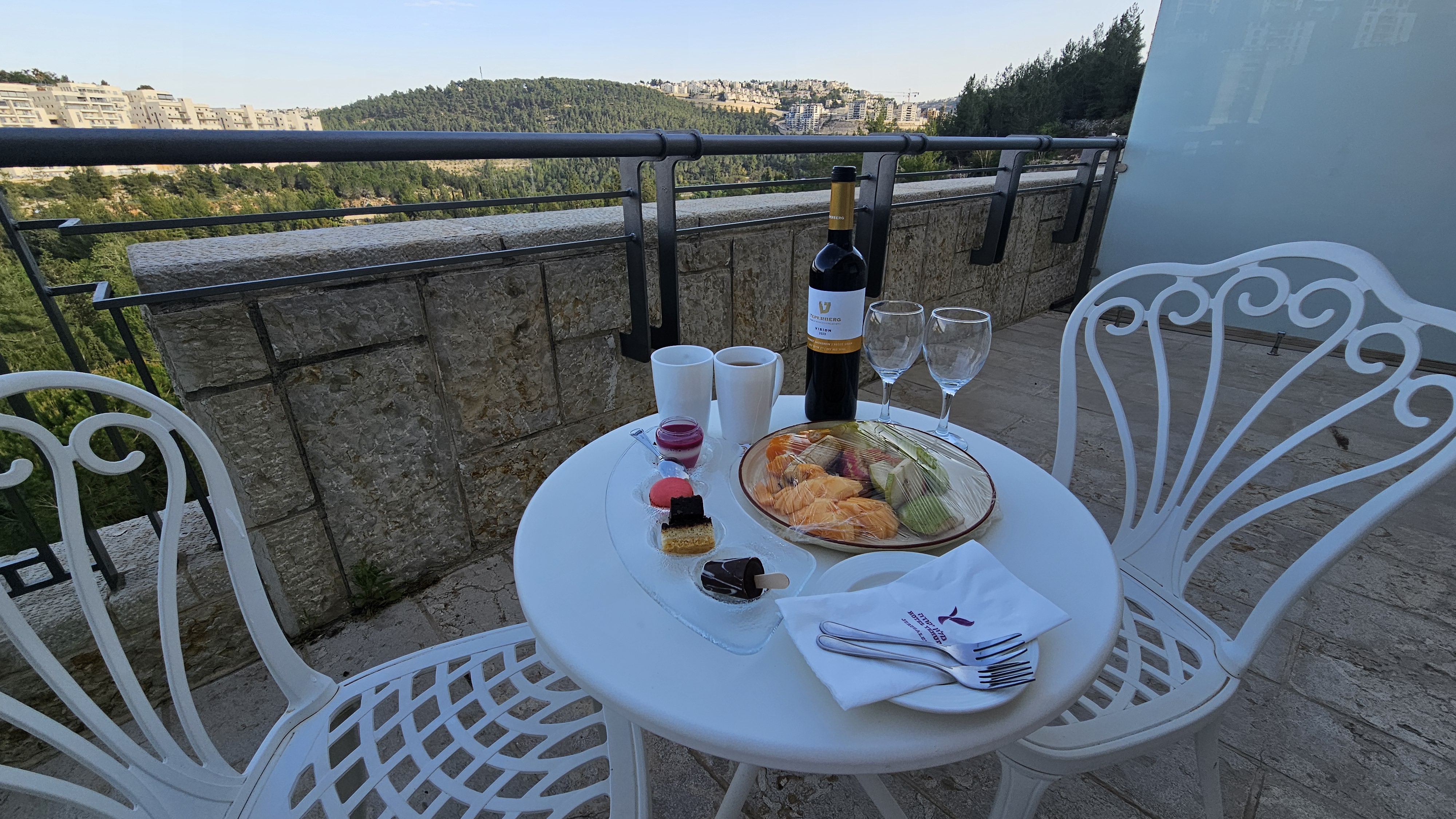 מרפסת החדר במלון יהודה. צילום: אירה מקיינקו
