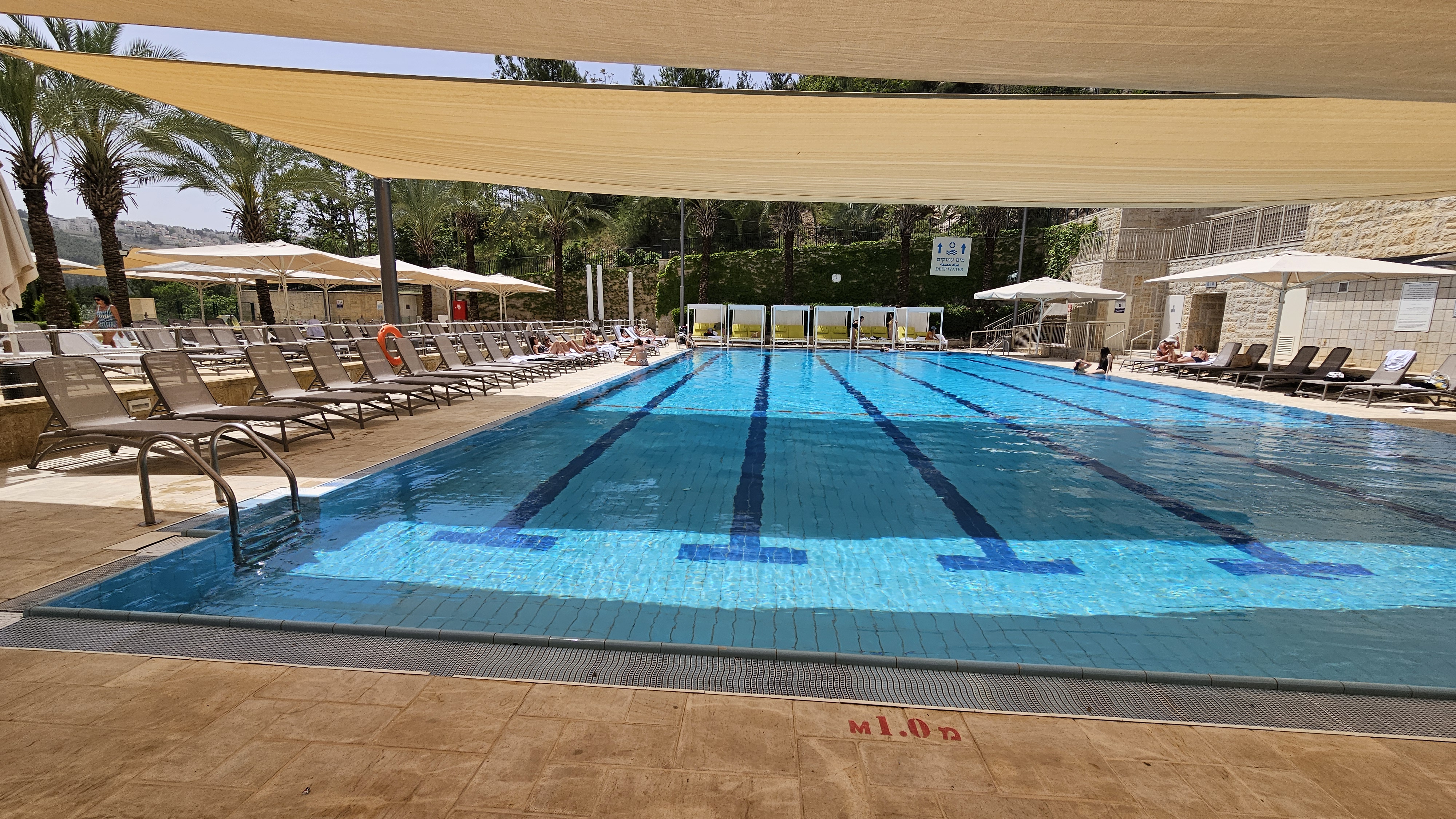 בריכת המלון. צילום: אירה מקיינקו