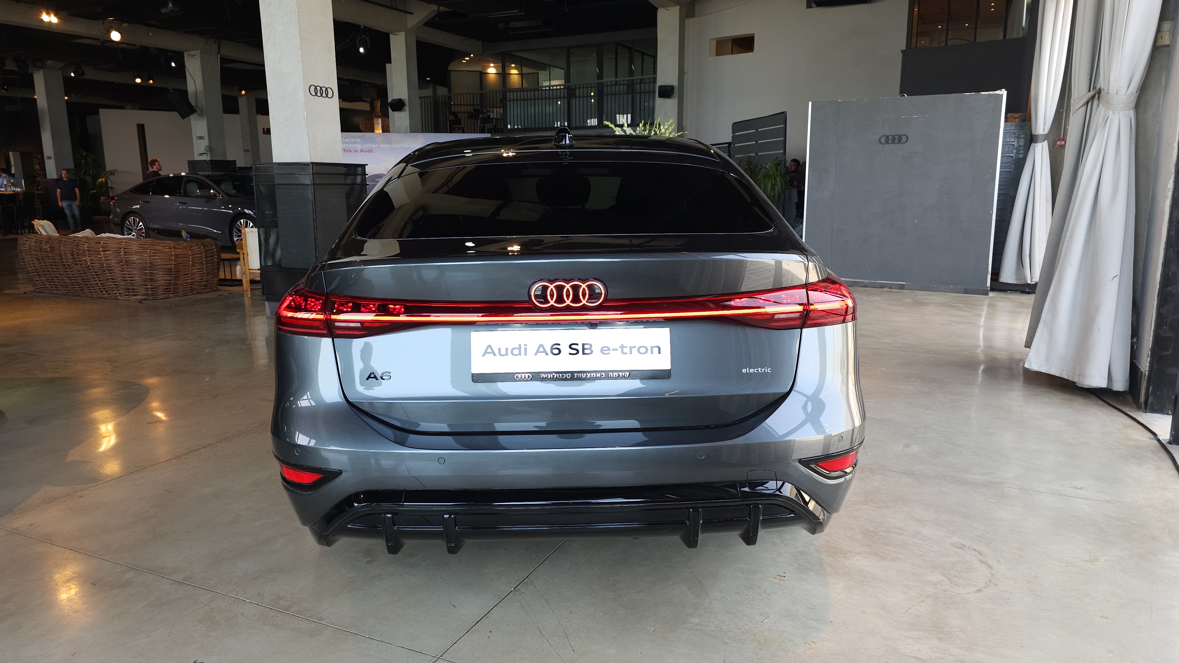 Audi A6 e-tron. Фото: Ира Макейнко