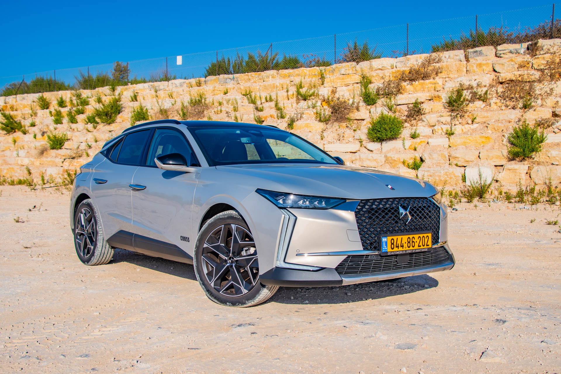 Для сравнения - выходящий DS4. Фото: Ира Мкайнко