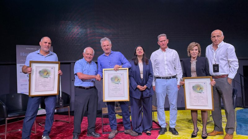 אבי אגאג׳אני יור החברה הכלכלית, רומי גורודיסקי מנכלית החברה הכלכלית, עמית בהט סמנכל תפעול ישרוטל, סיון דטאוקר מנכלית התאחדות המלונות, ליאור רביב מנכל רשת ישרוטל, חיים כץ שר התיירות, בני לוי סמנכל שיווק ישרוטל