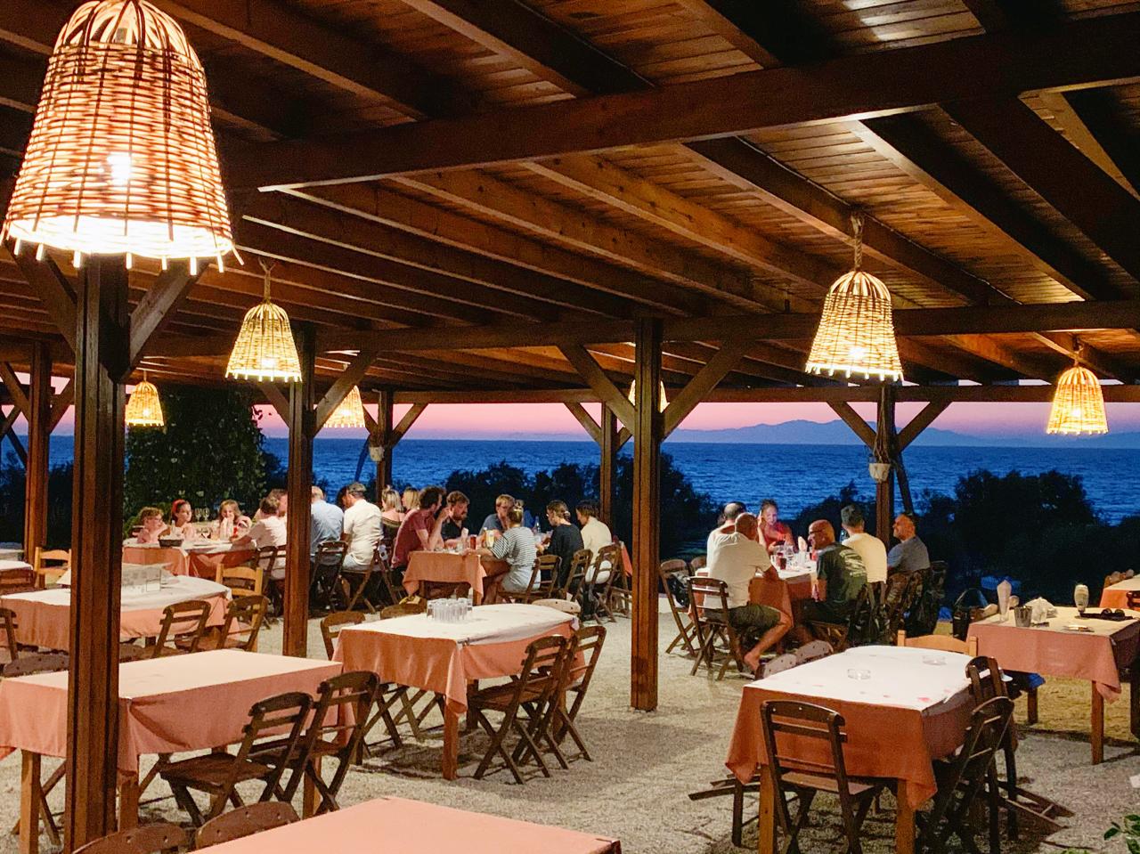 מסעדת Sea House בכפר Kalavarda. צילום: השטיח המעופף