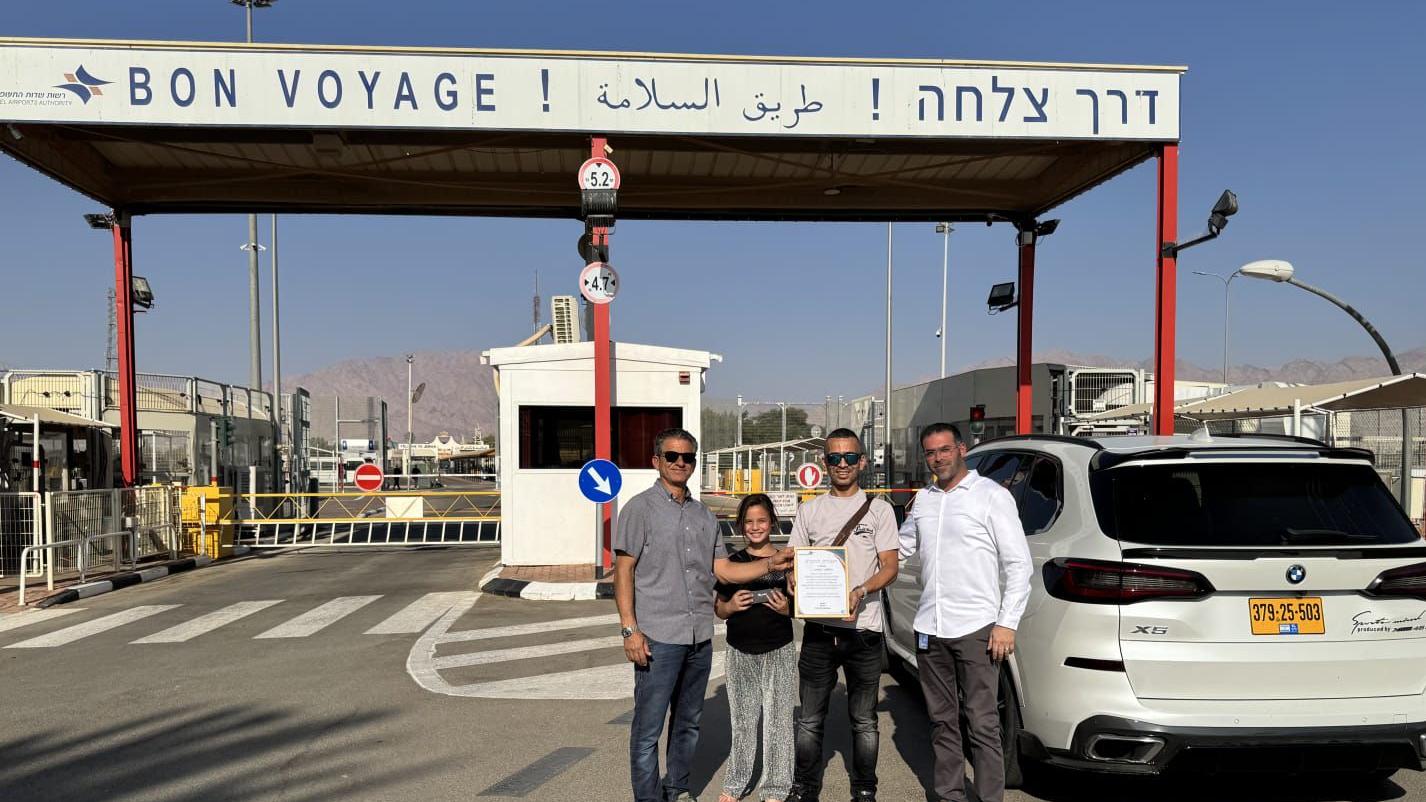 בתמונה, מימין לשמאל: יוסי עמר- מנהל מסוף יצחק רבין,  אוסמא מטאלקה ובתו ושי קופיטו- אחראי תפעול מסוף יצחק רבין. צילום: רש״ת