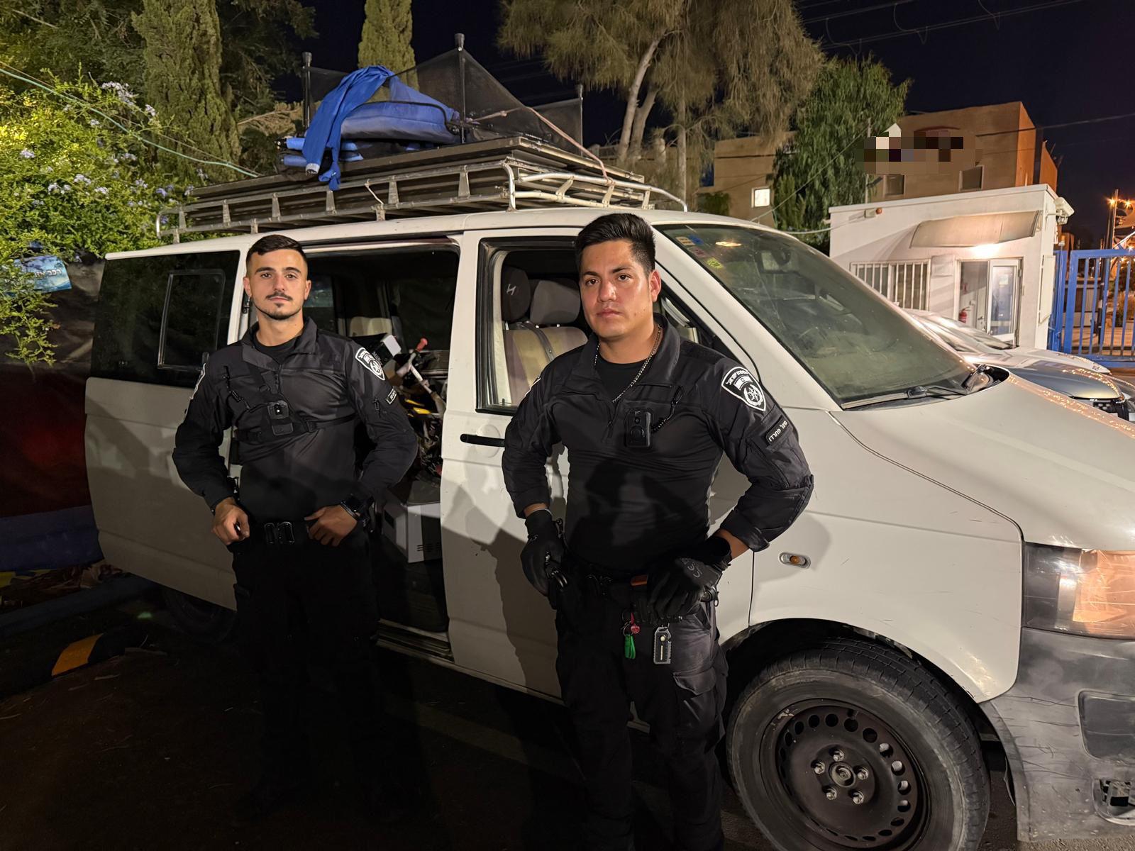 נעצרו חשודים בביזת בתים שנפגעו מטילים. צילום: משטרת ישראל