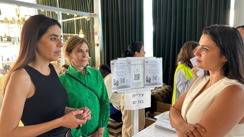 מנכ״לית התאחדות המלונות,&nbsp;סיון דטאוקר ומנכ״לית אזור מרכז מרשת אפריקה ישראל,&nbsp;עידית לוי סימון, בסיור בקראון פלזה בת״א (צילום: התאחדות המלונות)