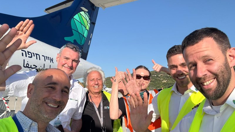 צוות אייר חיפה לאחר הנחיתה ברודוס (צילום: אייר חיפה) צוות אייר חיפה לאחר הנחיתה ברודוס (צילום: אייר חיפה)