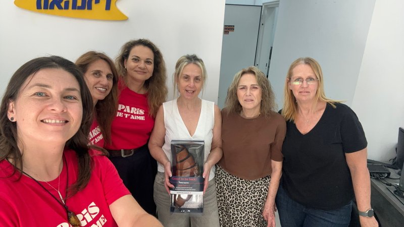 בתמונה משמאל: ביאטה בלינסקי, רינת חי ברקן, מלי רפפורט מאייר פראנס במשרדי דיזנהאוז בתמונה משמאל: ביאטה בלינסקי, רינת חי ברקן, מלי רפפורט מאייר פראנס במשרדי דיזנהאוז