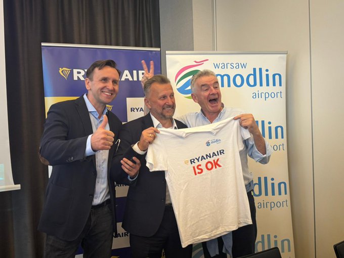 צוות נמל התעופה מודלין בפולין. צילום: Ryanair