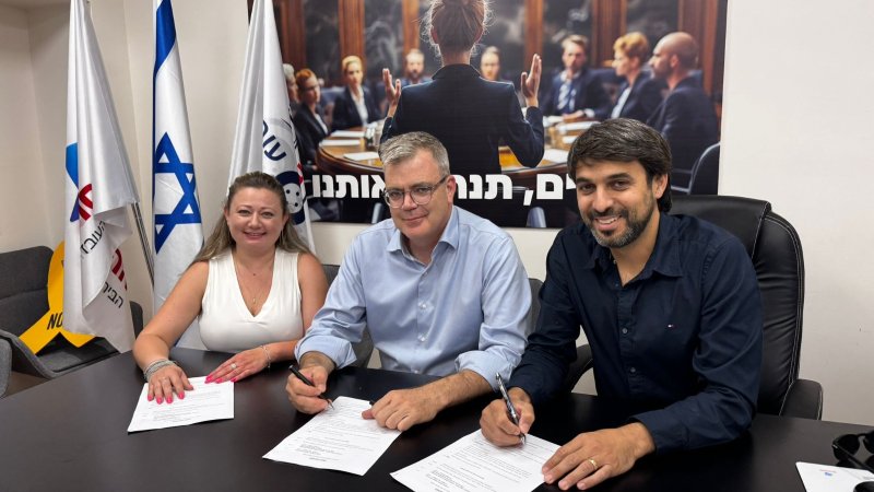 מימין לשמאל: עו